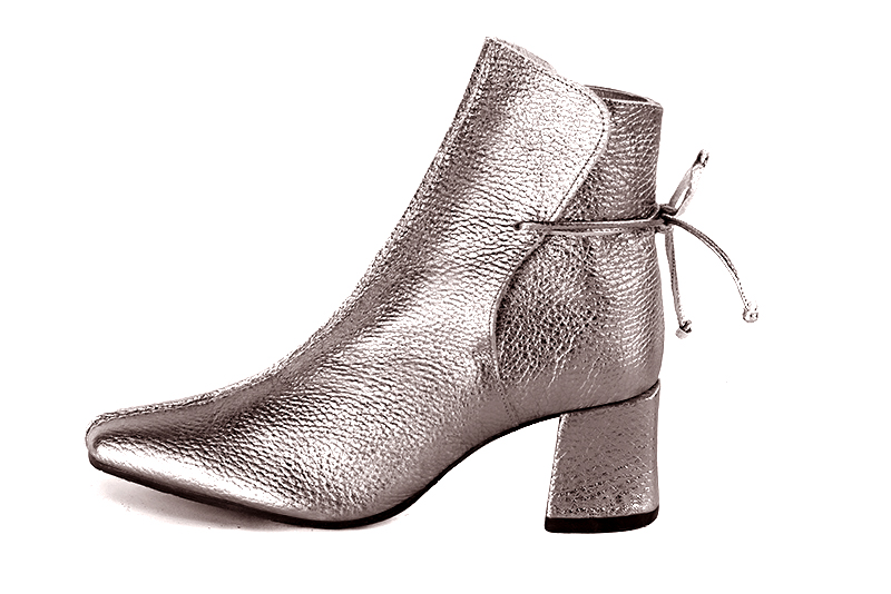 Ash grey women's ankle boots with laces at the back. Square toe. Medium block heels. Profile view - Florence KOOIJMAN